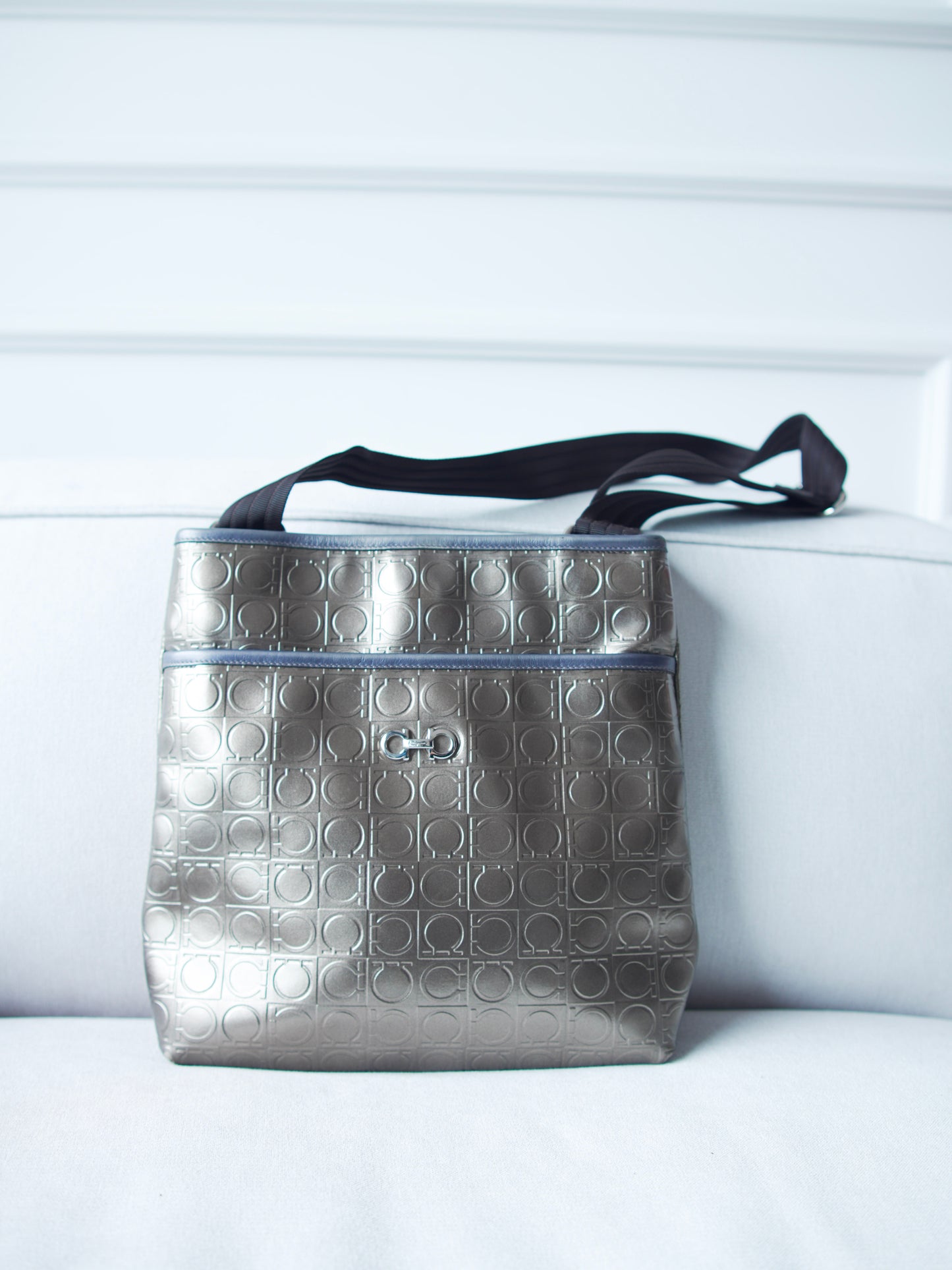 Salvatore Ferragamo bolso de charol metálico