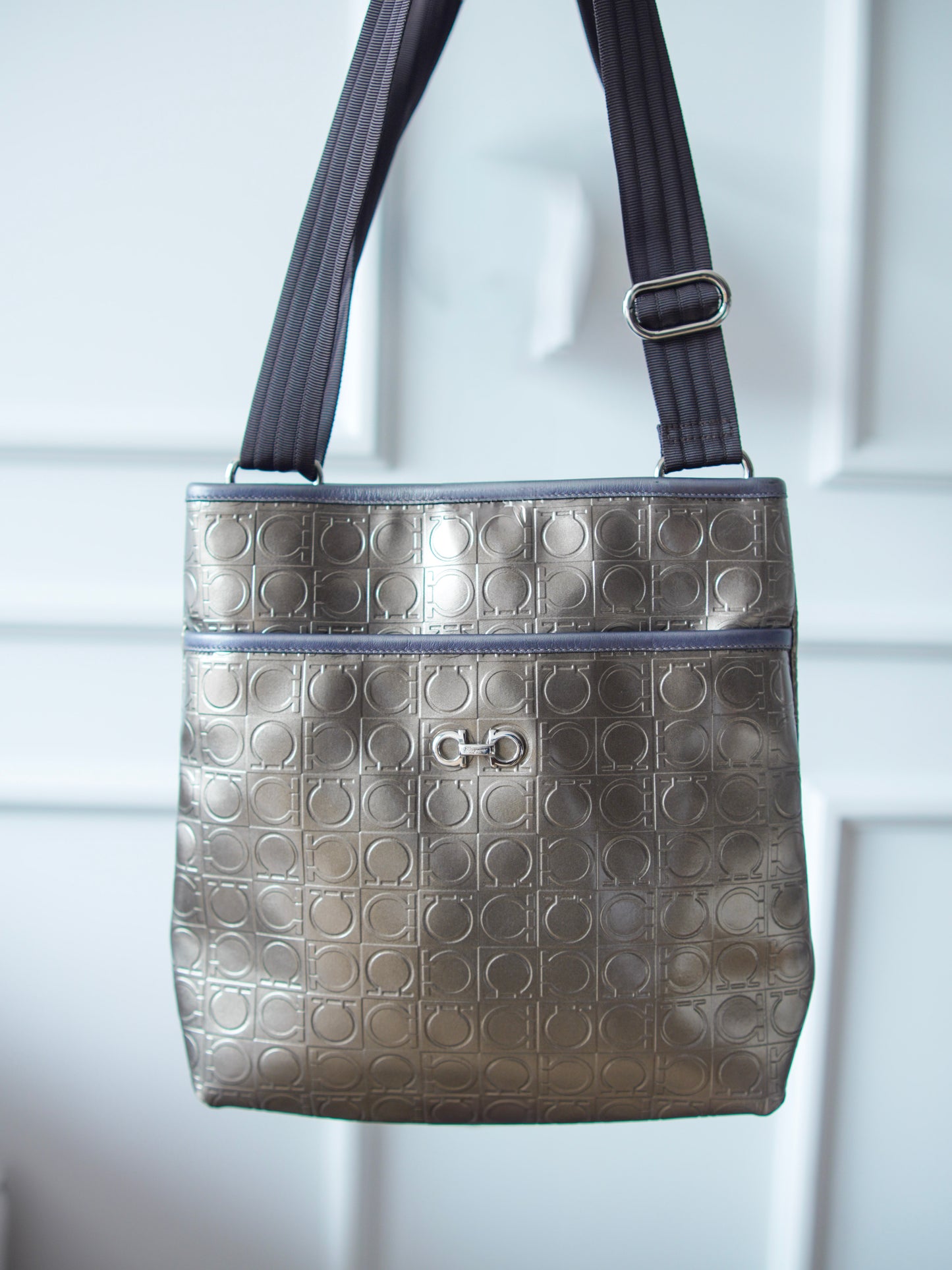 Salvatore Ferragamo bolso de charol metálico
